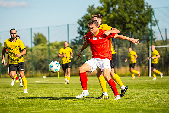 Obránce Jakub Klíma (v erveném), posila fotbalist Zbrojovky Brno, bhem...