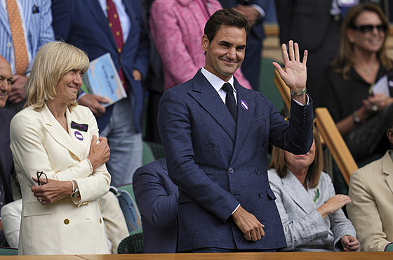 Roger Federer mává fanoukm ve Wimbledonu.