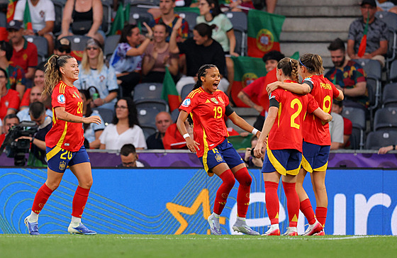 panlské fotbalistky se radují z gólu proti Portugalsku na Euru.