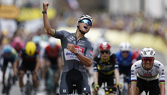 Mathieu van der Poel ze stáje Alpecin-Deceuninck slaví triumf v druhé etap...