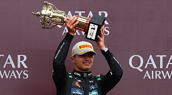 Lando Norris z McLarenu se raduje z výhry v domácí Velké cen Velké Británie.