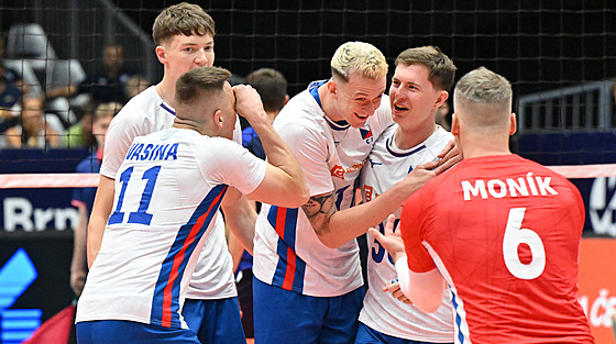 etí volejbalisté se radují z bodu v semifinále Final Four Evropské ligy proti...