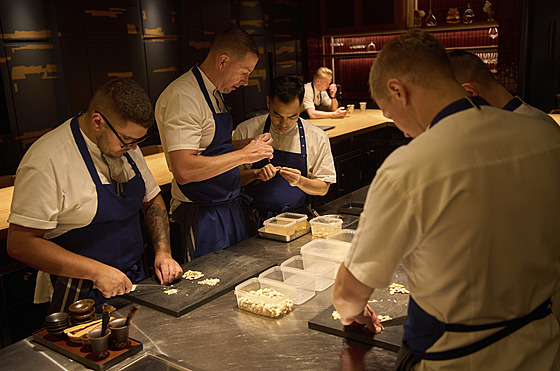 éfkucha dubajské restaurace FZN Torsten Vildgaard se svým týmem krájí oechy....