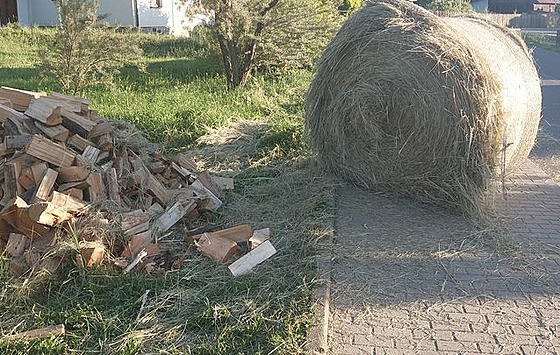 Kutálející se balík slámy zranil na Vsetínsku enu pracující na své zahrad....