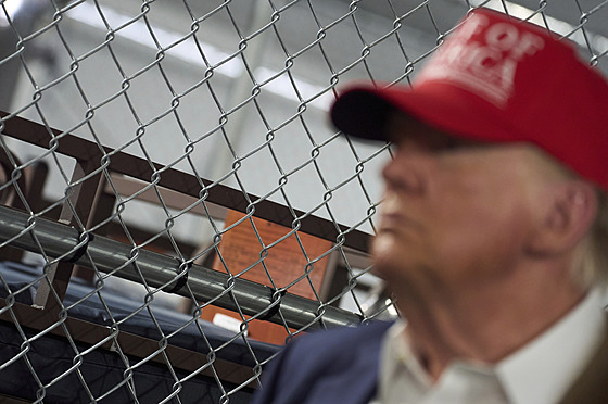 Americký prezident Donald Trump v úterý na Florid otevel detenní zaízení...