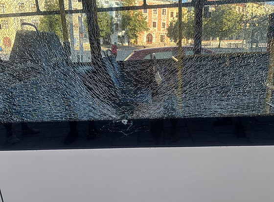 Pokození sklenné výpln jednoho z jihlavských trolejbus eili v úterý ráno...