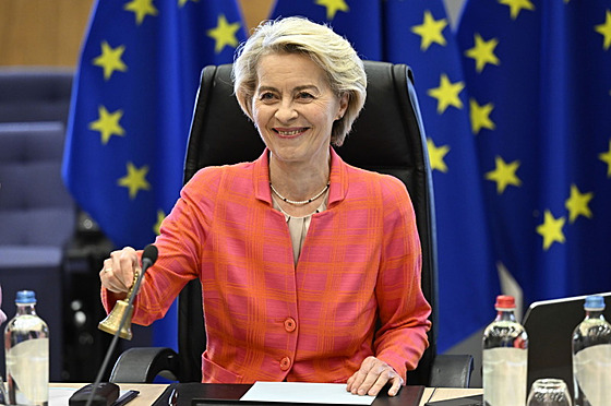 Ursula Von der Leyenová , pedsedkyn Evropské komise, zvoní na zaátku...