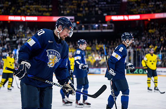 Mikael Seppälä jede k brance bhem zápasu MS mezi Finskem a védskem.