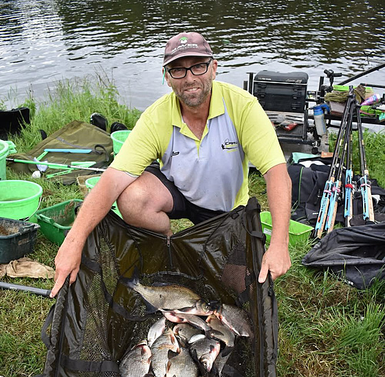 Frantiek Hanáek, mistr republiky v plavané, se svým úlovkem