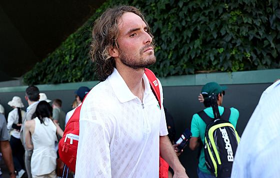 ecký tenista Stefanos Tsitsipas kvli zranní zad skreoval první kolo...