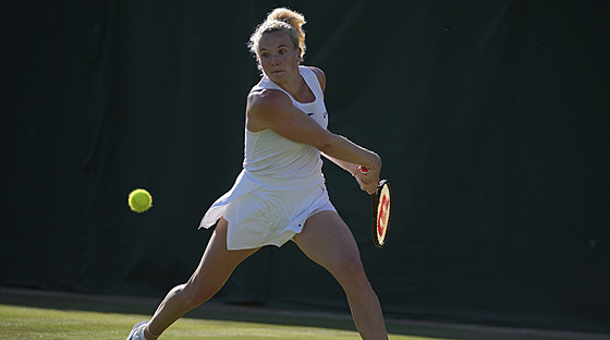 Kateina Siniaková hraje bekhend ve druhém kole Wimbledonu.