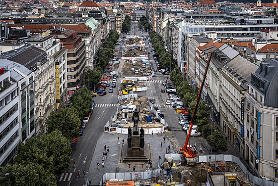 Horní ást Václavského námstí je u rok kompletn rozkopaná. (23. ervna 2025)