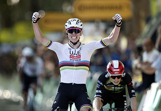 Tadej Pogaar v dresu mistra svta vítzí ve 4. etap Tour de France, na tetím...