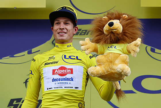 Jasper Philipsen s vysnným lutým dresem po 1. etap Tour de France