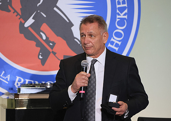Ken Holland hovoí k novinám po zaazení do hokejové sín slávy.