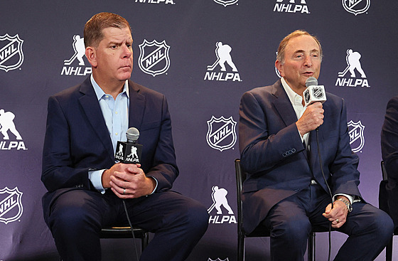 Marty Walsh (vlevo) a Gary Bettman oznamují dohodu na podpisu nové kolektivní...