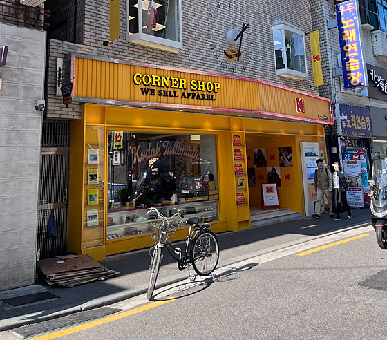 Kiklav lutá fasáda obchodu Kodak Corner Shop v Soulu. (1. evence 2025)
