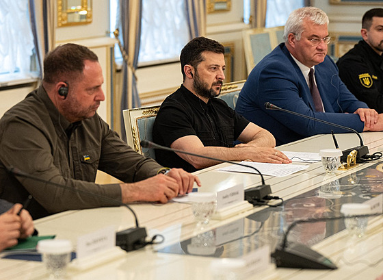 éf prezidentské kanceláe Andrij Jermak po boku ukrajinského prezidenta...