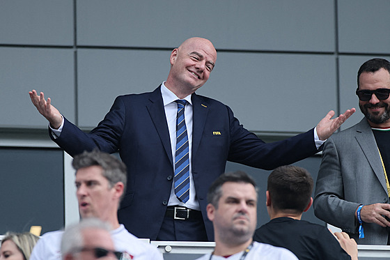 Gianni Infantino, prezident FIFA, sleduje mistrovství svta fotbalových klub v...