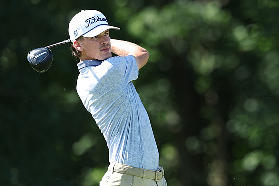 Golfista Petr Hrubý odpaluje míek v prvním kole John Deere Classic.