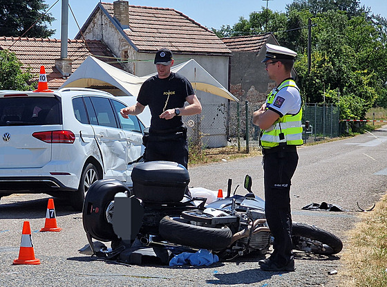 Pi sráce osobního auta a motorky na silnici I/55 u Rohatce na Hodonínsku...