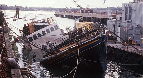 Fotografie lodi ekologické organizace Greenpeace Rainbow Warrior, kterou 10....