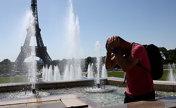 Paí zasáhla vlna veder, turisté se proto ochlazují ve fontán Trocadero vedle...
