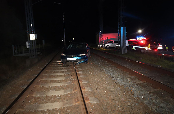 Mu s platným zákazem ízení chtl zmizet policejní hlídce za drání domek u...