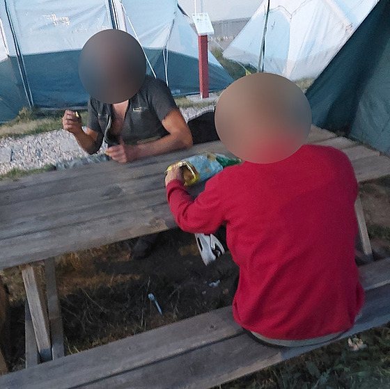 Kempování ve vystaveném stanu u obchodního domu se hledanému mui nevyplatilo....