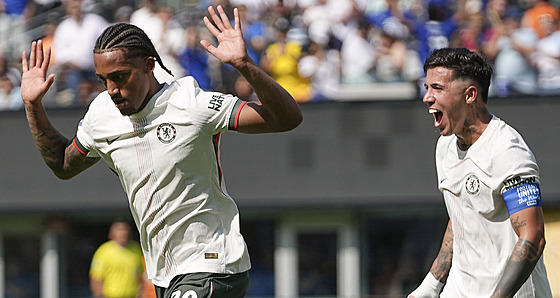 Brazilský útoník Joao Pedro (vlevo), nováek v týmu Chelsea, se omlouvá...