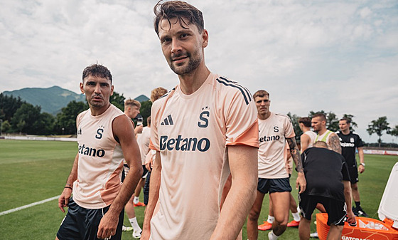 Qazim Laci (vlevo) a Kaan Kairinen  na tréninku bhem soustední v nmeckém...