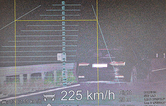 Radar v policejním superbu cizinci v audi namil rychlost 225 kilometr v...