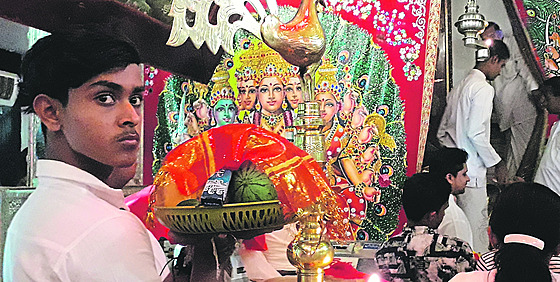 Veerní púda. Bhem bohosluby nosí lidé do chrámu Maha Devale obtiny v...