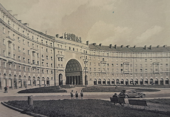 Ikonický porubský Oblouk po dokon�ení. Prvních 118 bytových jednotek bylo...