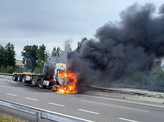 Kamion po nárazu zaal hoet. (9. ervence 2025) 