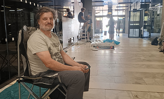 S denním pedstihem dorazil do festivalových Karlových Var Pavel Dvoák z...