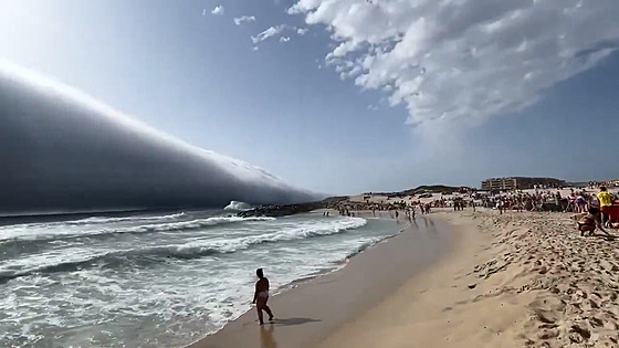 Mrané tsunami dsí turisty na portugalském pobeí