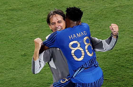 Trenér Simone Inzaghi slaví s Hamadem Al Yamim výhru al-Hilálu nad Manchesterem...