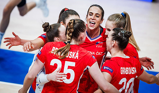 �eské volejbalistky se povzbuzují.