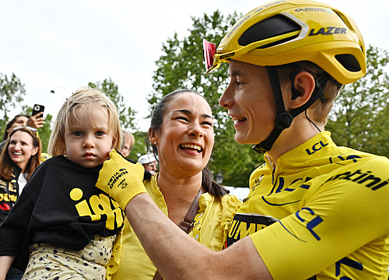 Jonas Vingegaard a Trine Hansenová s dcerou bhem oslav triumfu na Tour 2023
