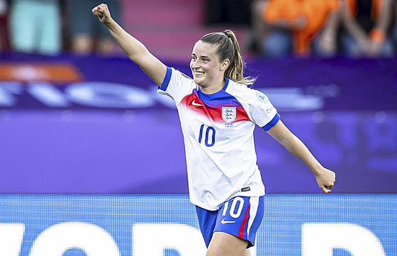 Anglická fotbalistka Ella Tooneová slaví gól.
