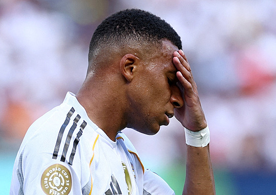 Kylian Mbappé z Realu Madrid proívá nepovedený zápas.