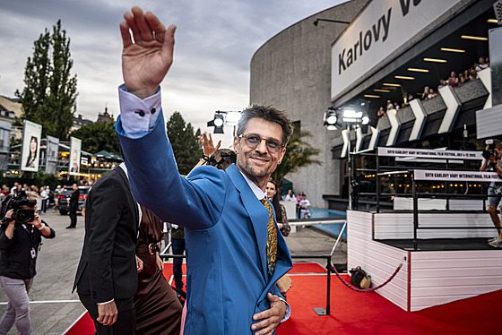 Juraj Loj zdraví filmové nad�ence cestou k slavnostnímu uvedení filmu Sbormistr...