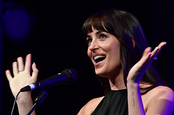 Dakota Johnsonová uvádí v karlovarském divadle snímek Splitsville (5. ervence...