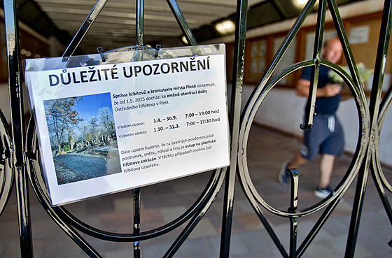 Správa hbitov zmnila otevírací dobu na Ústedním hbitov v Plzni. (30:...