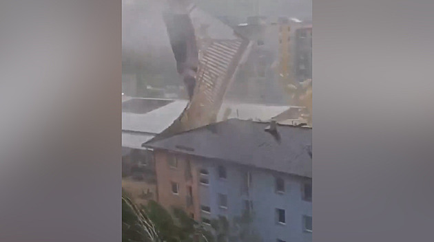 VIDEO: Východem Slovenska se prohnala silná vichřice, strhávala střechy domů