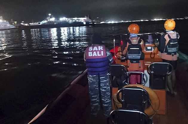 Po potopení trajektu u Bali zemřeli čtyři lidé, další desítky úřady pohřešují