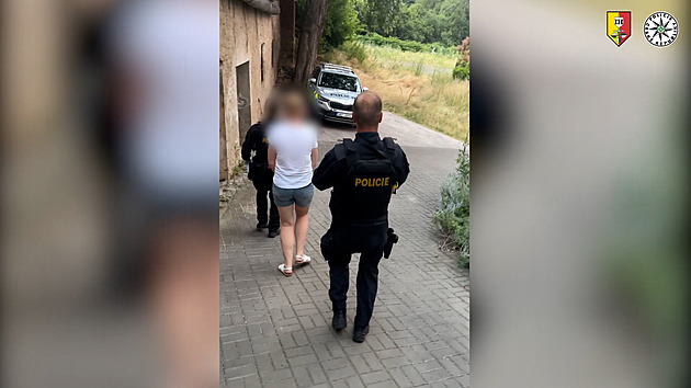 Žena hrozila výbuchem obchodního centra, chtěla se tak vyhnout návštěvě banky