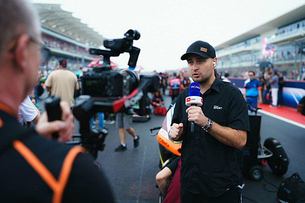 Karel Abraham jako televizní reportér. Od roku 2025 vede projekt MotoGP na...