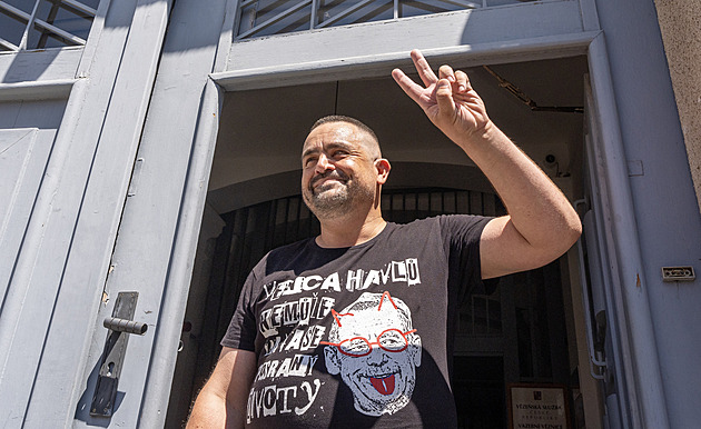 Sotva ohlásil návrat do politiky, na ulici Novotného napadl Cavali z hnutí Stačilo!